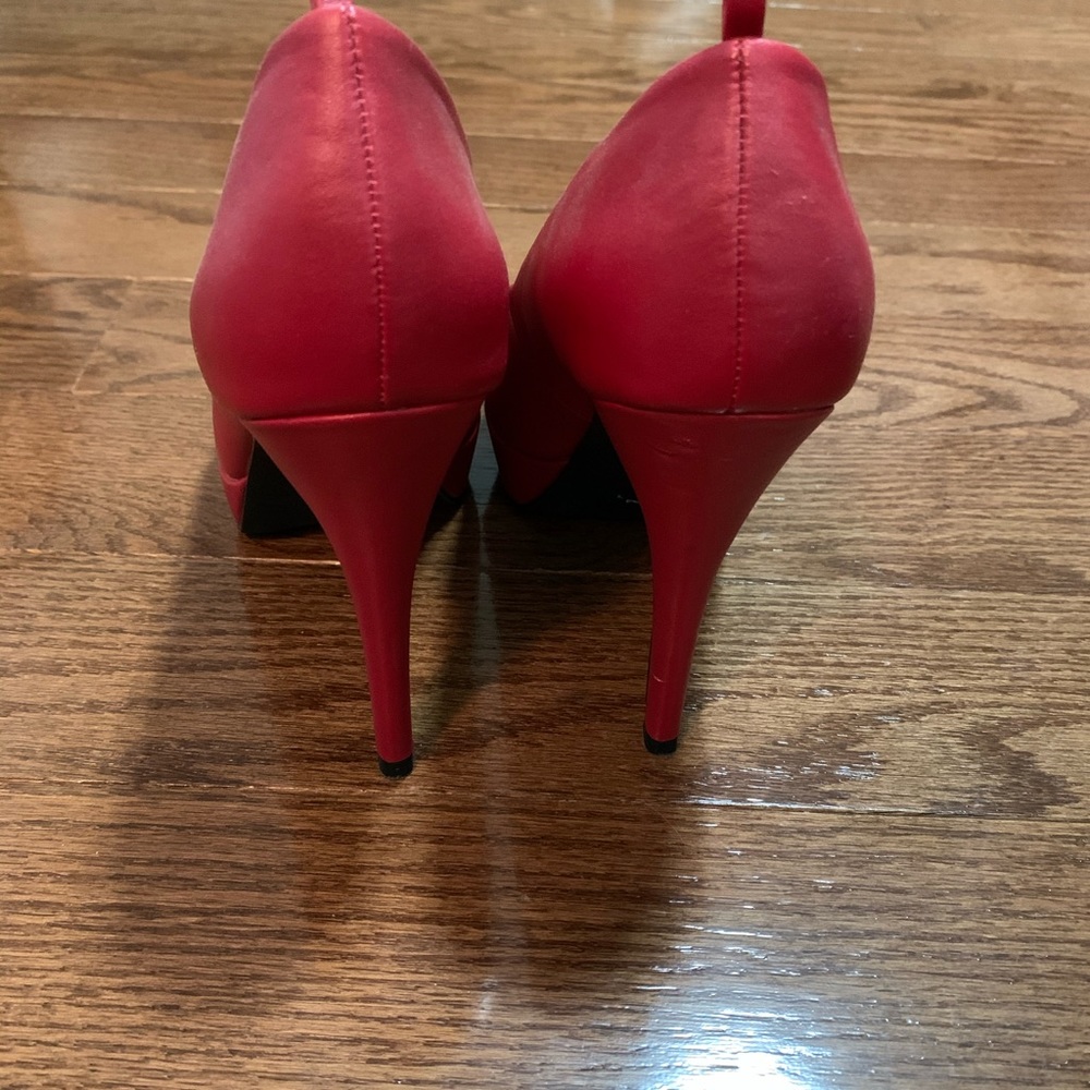 Red Heel - Picture 3 of 5